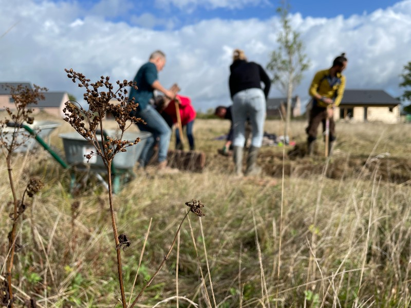 Des personnes qui bêchent au potager naturel